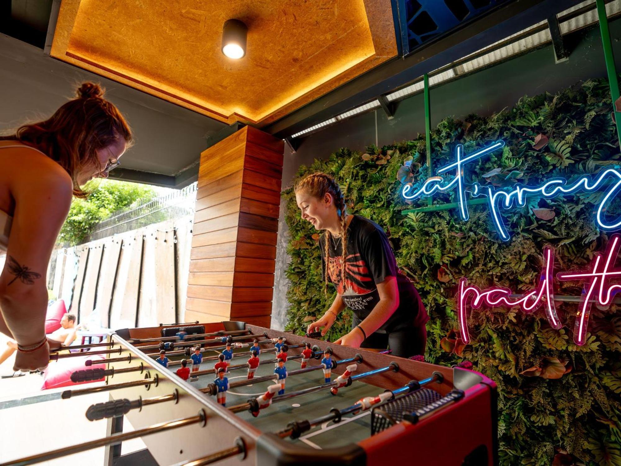 A Pousada Mad Monkey Phuket Patong Exterior foto