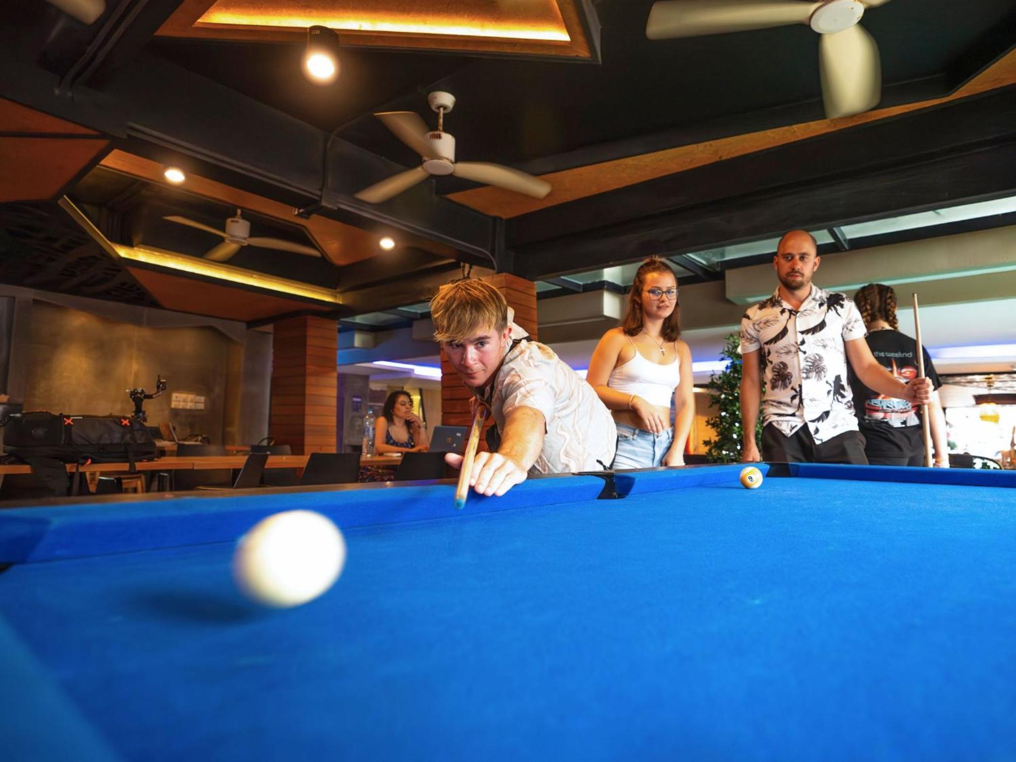 A Pousada Mad Monkey Phuket Patong Exterior foto