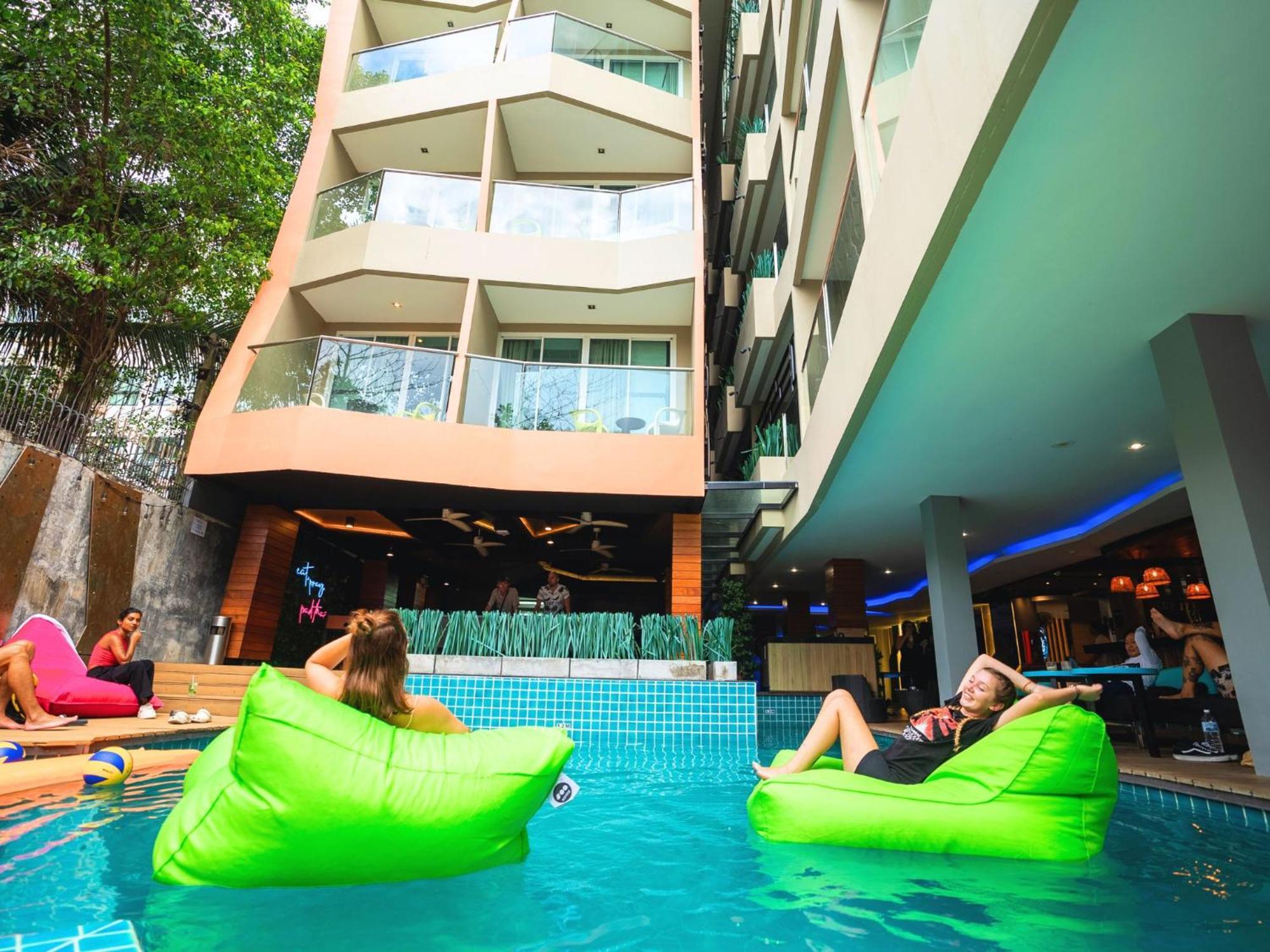 A Pousada Mad Monkey Phuket Patong Exterior foto