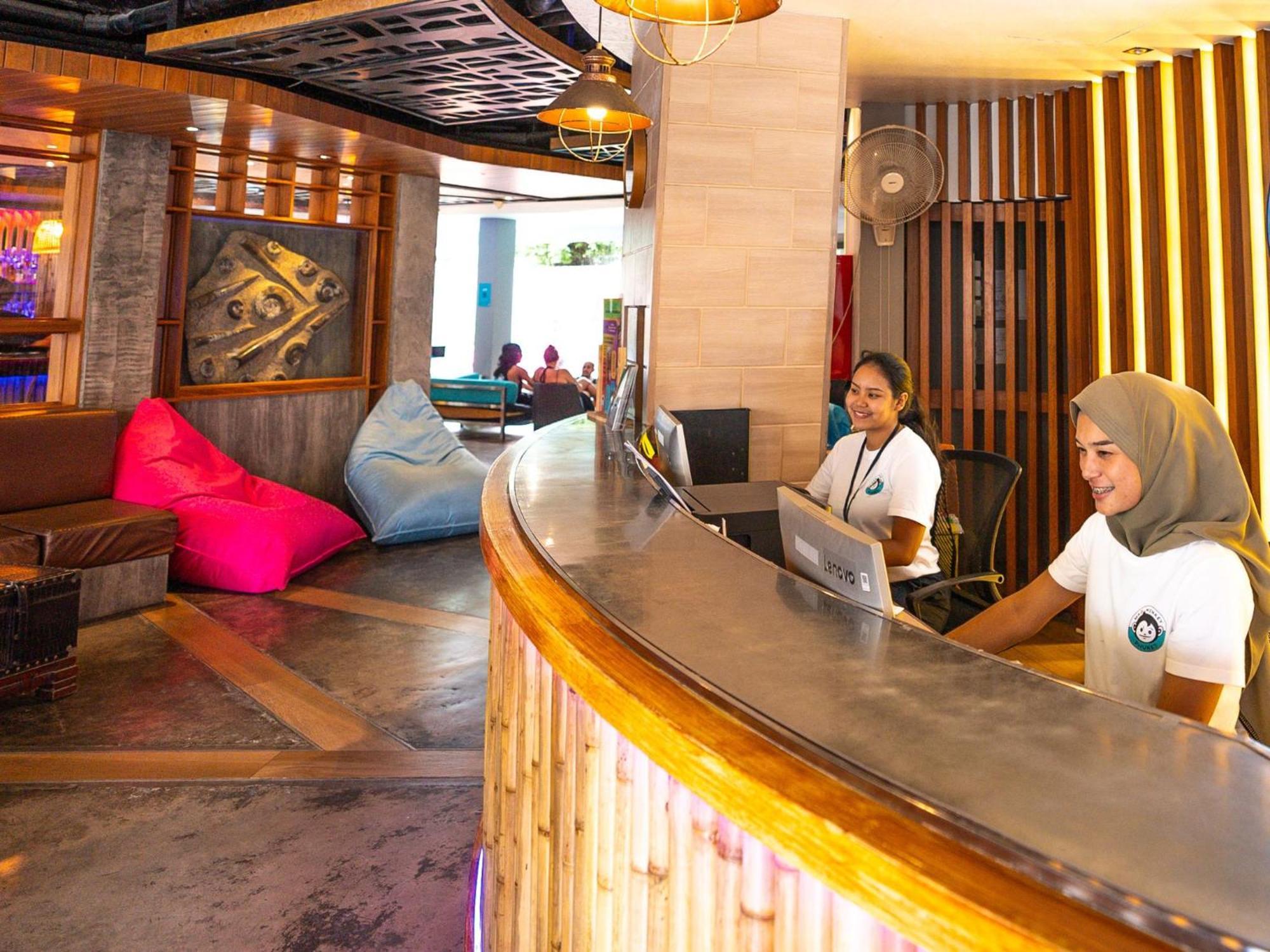 A Pousada Mad Monkey Phuket Patong Exterior foto