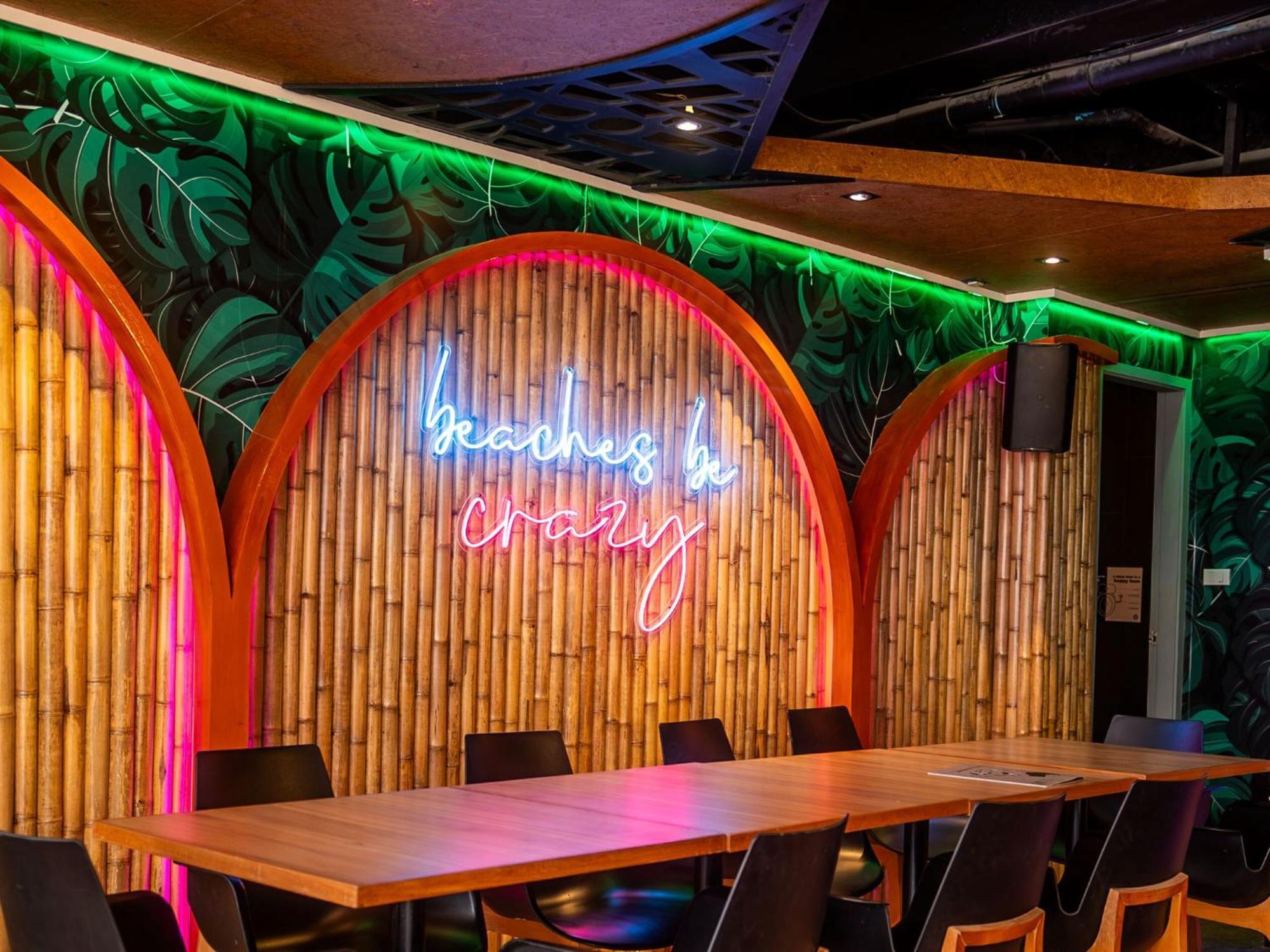 A Pousada Mad Monkey Phuket Patong Exterior foto