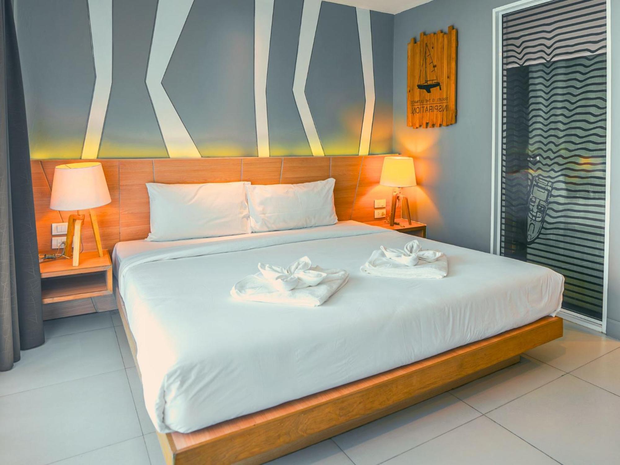A Pousada Mad Monkey Phuket Patong Exterior foto