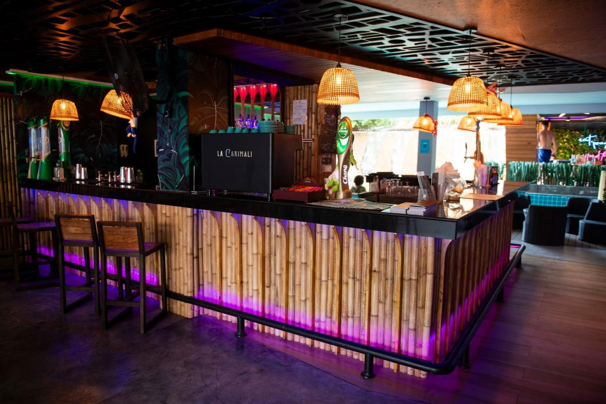 A Pousada Mad Monkey Phuket Patong Exterior foto