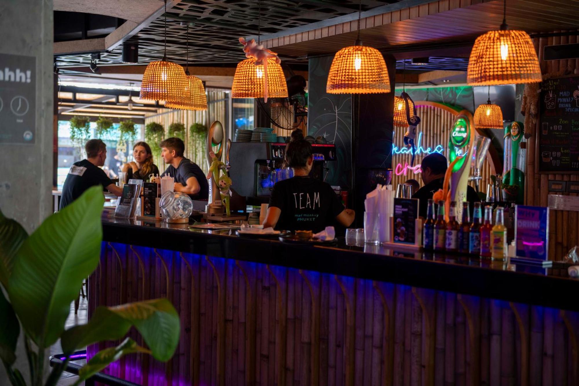 A Pousada Mad Monkey Phuket Patong Exterior foto