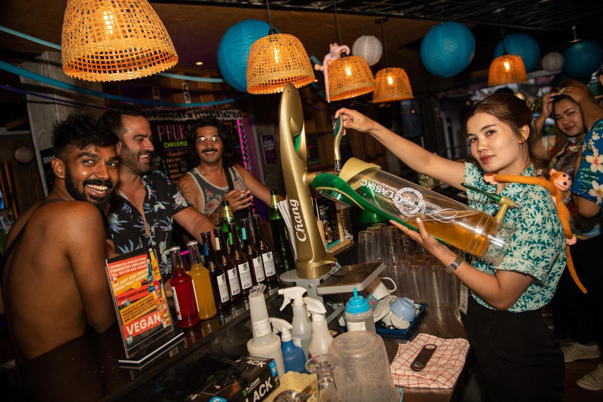 A Pousada Mad Monkey Phuket Patong Exterior foto