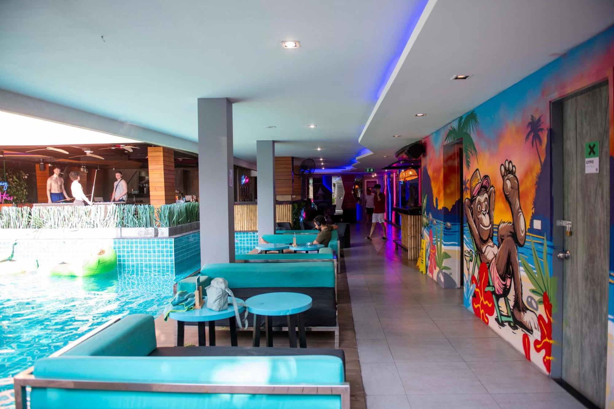 A Pousada Mad Monkey Phuket Patong Exterior foto