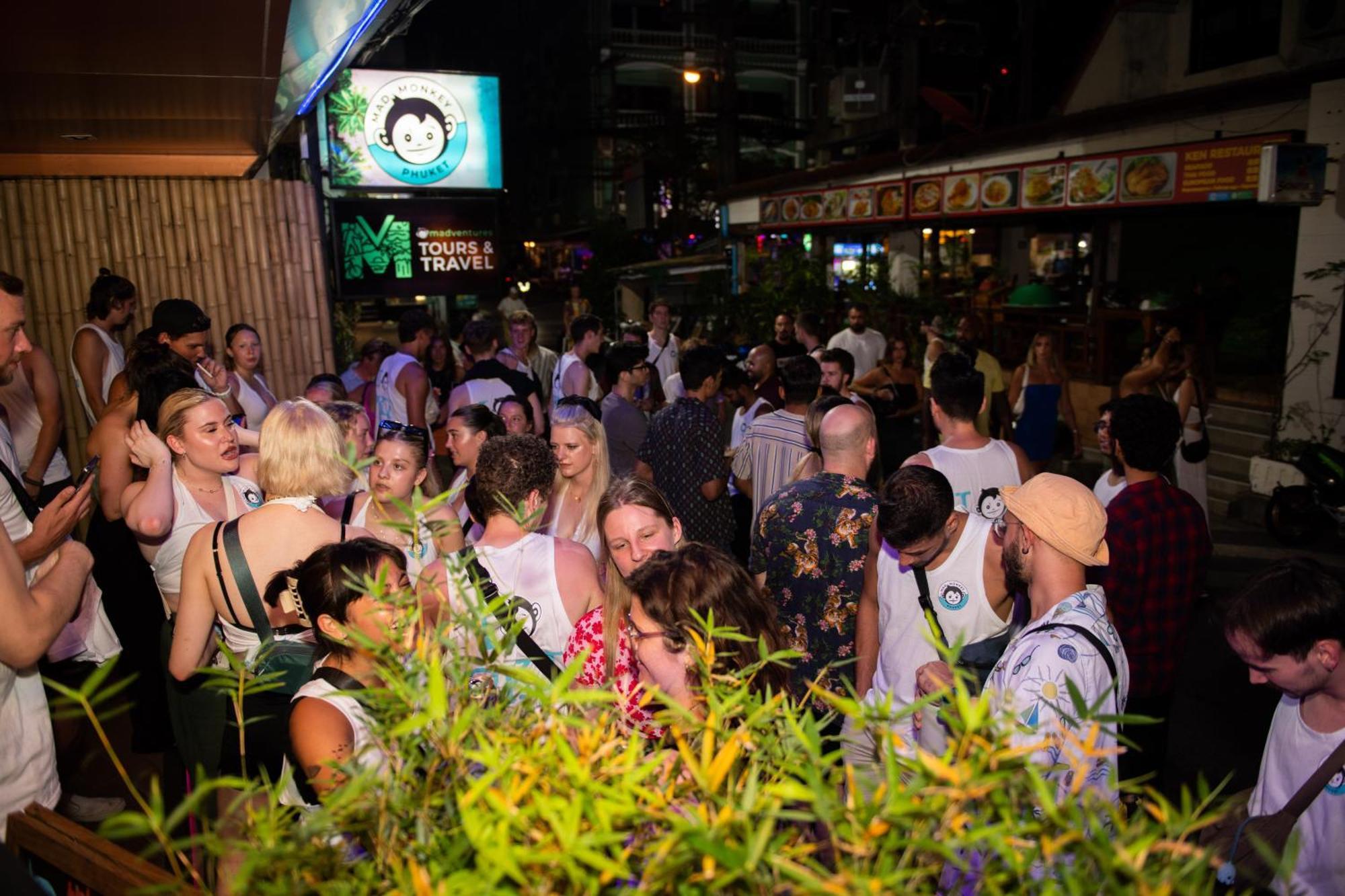 A Pousada Mad Monkey Phuket Patong Exterior foto