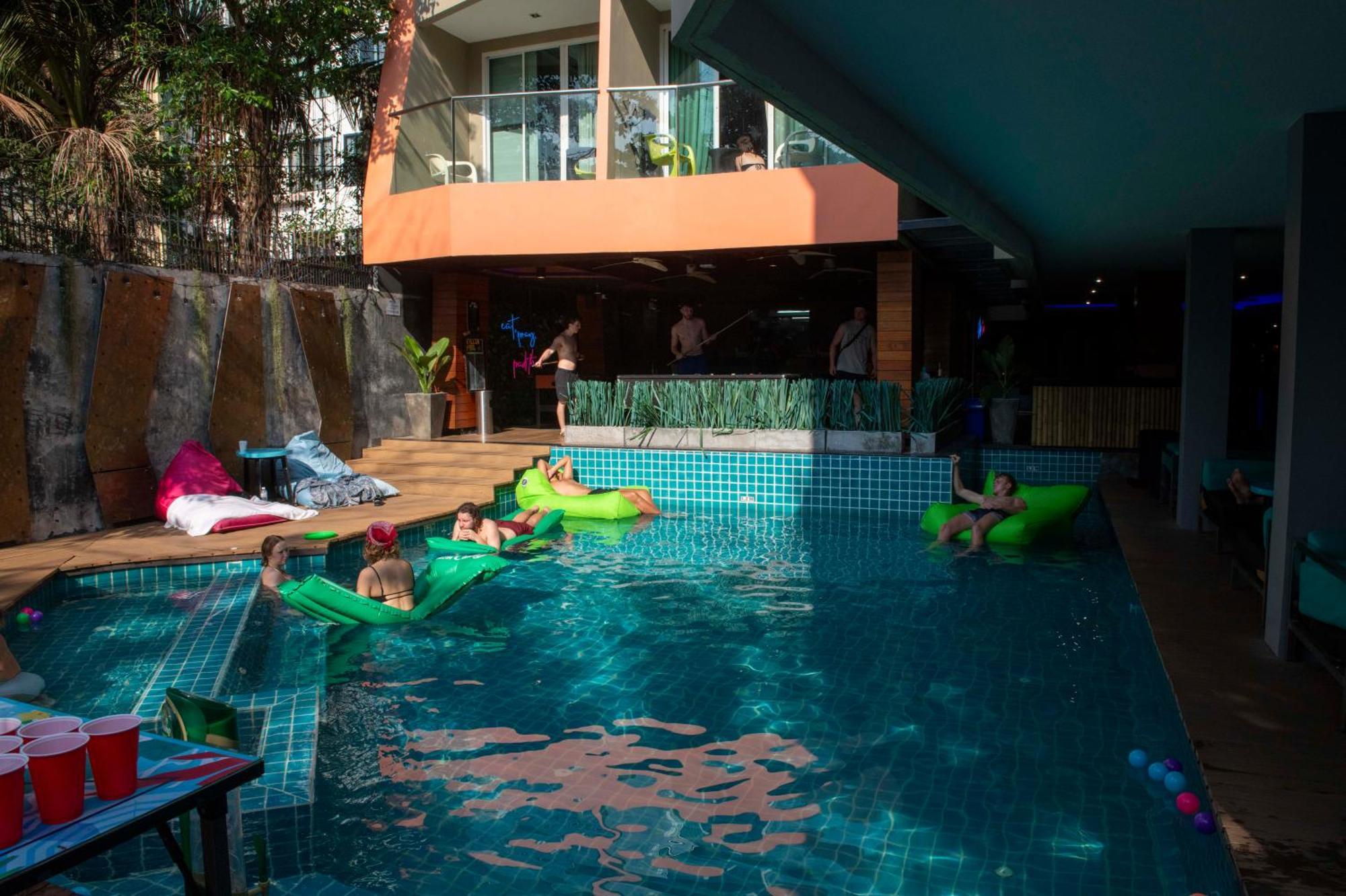 A Pousada Mad Monkey Phuket Patong Exterior foto