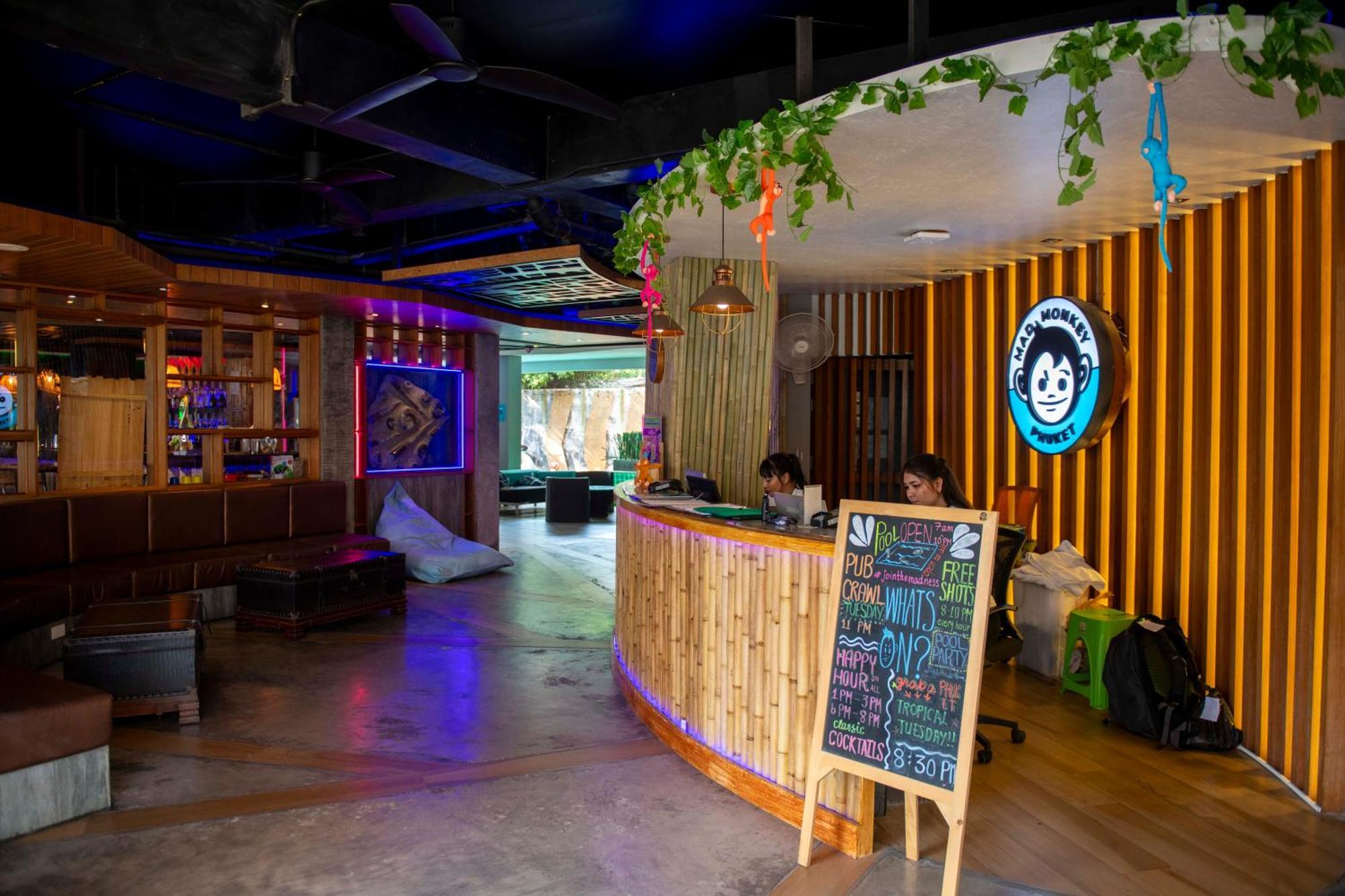A Pousada Mad Monkey Phuket Patong Exterior foto