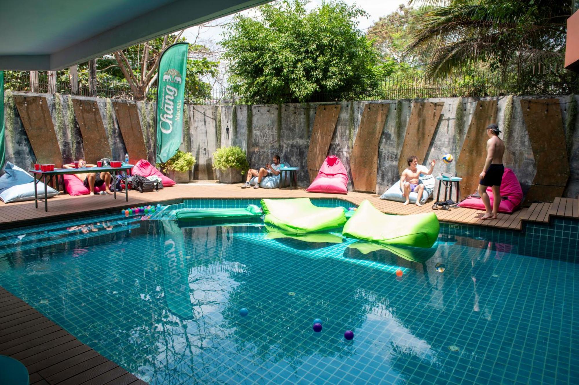 A Pousada Mad Monkey Phuket Patong Exterior foto