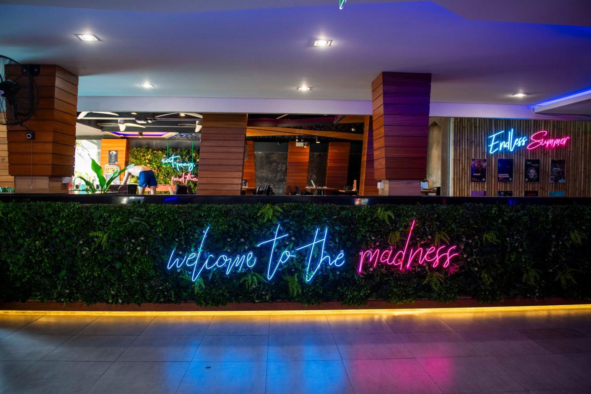 A Pousada Mad Monkey Phuket Patong Exterior foto