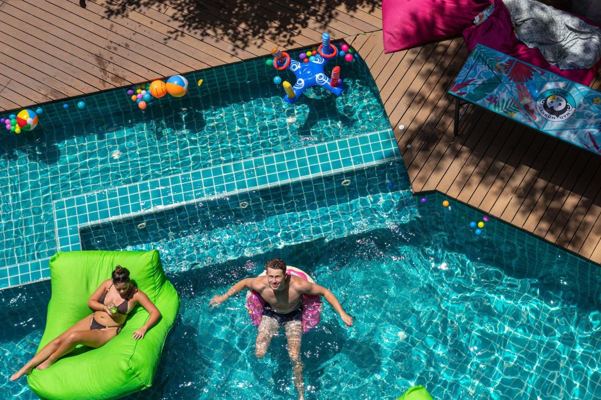 A Pousada Mad Monkey Phuket Patong Exterior foto